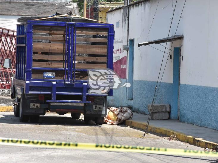 Hallan cuerpo encobijado en calles de Río Blanco