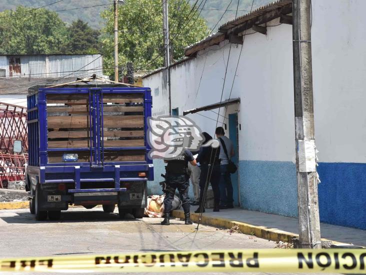 Hallan cuerpo encobijado en calles de Río Blanco