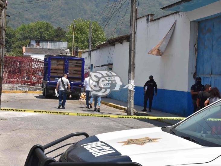 Hallan cuerpo encobijado en calles de Río Blanco