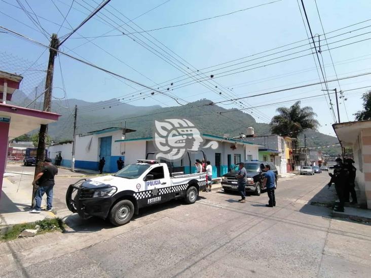 Hallan cuerpo encobijado en calles de Río Blanco