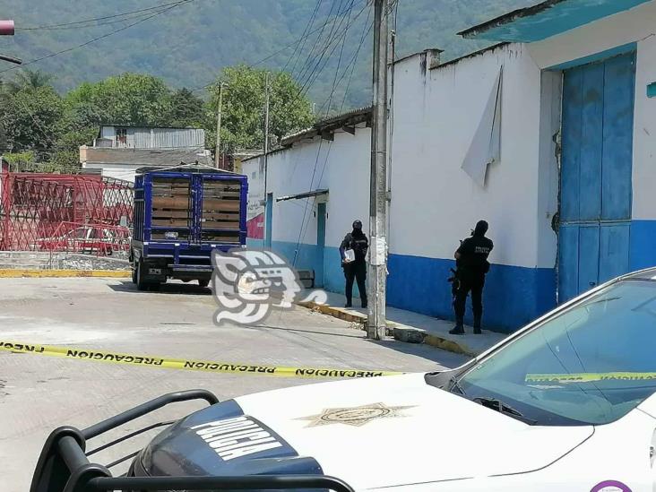 Hallan cuerpo encobijado en calles de Río Blanco