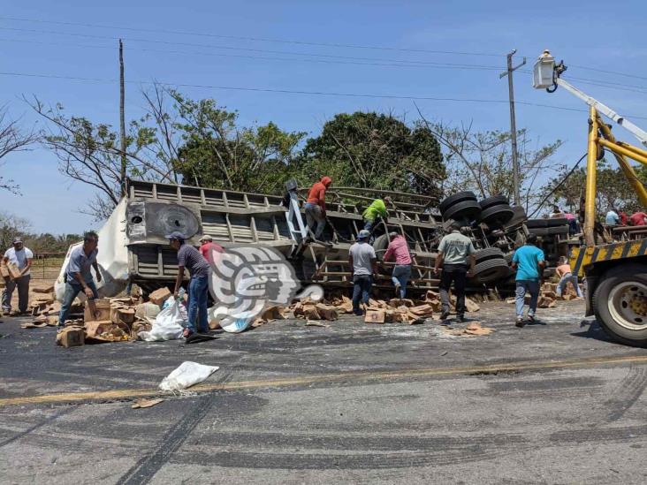 Guardia Nacional impide rapiña de ‘chelas’ tras accidente en Sayula