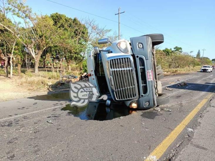 Guardia Nacional impide rapiña de ‘chelas’ tras accidente en Sayula