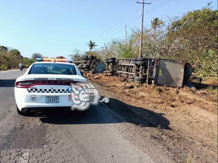 Guardia Nacional impide rapiña de ‘chelas’ tras accidente en Sayula