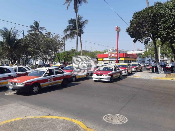 Taxistas bloquean Díaz Mirón, piden intervención de SSP por caso de robo
