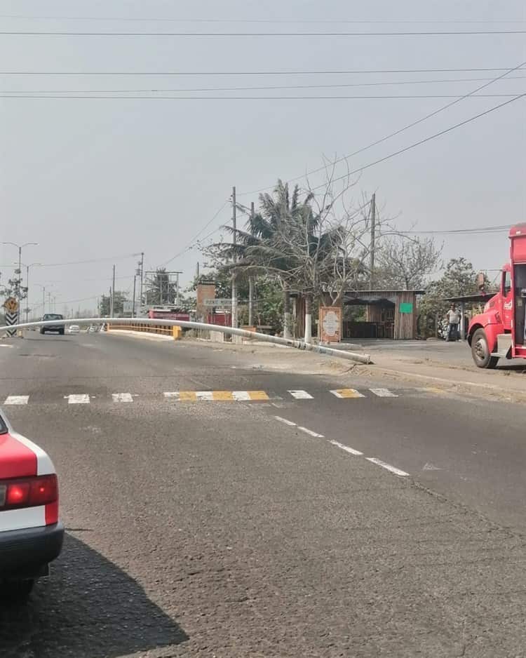 Cae luminaria sobre carriles en Medellín de Bravo y no acuden a recogerla