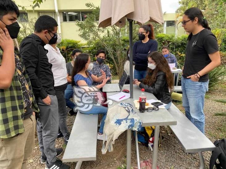 Estudiantes de doctorado se manifiestan contra desaparición del CEICAH de UV