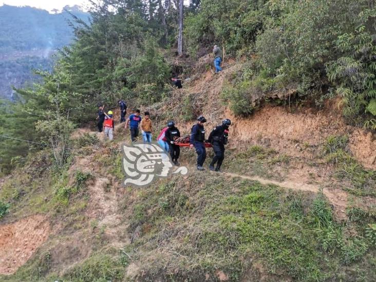 Muere hombre tras caer a peñasco en zona serrana de Zongolica