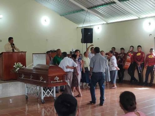 Dan el ultimo adiós a pastor evangélico de Villa Cuichapa