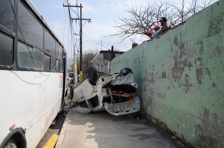 Conductor se queda dormido y vuelca su automóvil sobre avenida JB Lobos en Veracruz