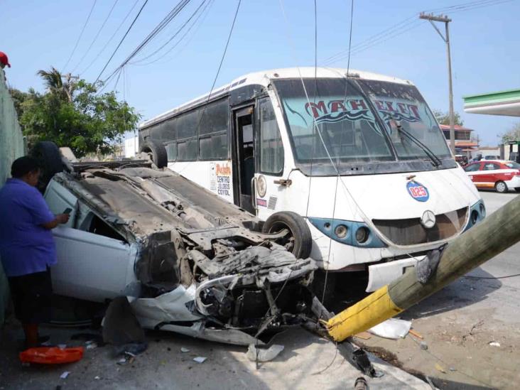 Conductor se queda dormido y vuelca su automóvil sobre avenida JB Lobos en Veracruz