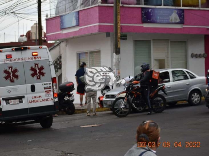 Ahora sobre Américas; otro motociclista choca contra un auto en Xalapa