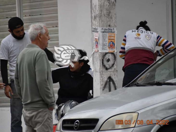 Ahora sobre Américas; otro motociclista choca contra un auto en Xalapa