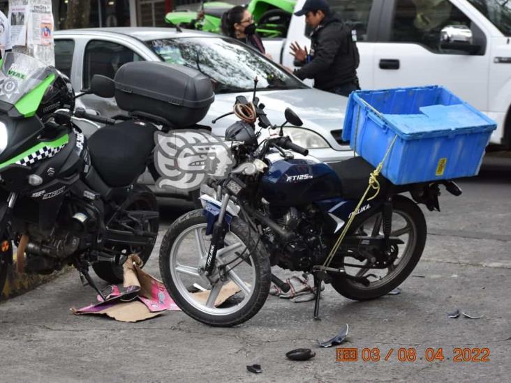 Ahora sobre Américas; otro motociclista choca contra un auto en Xalapa