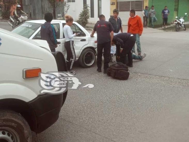 Distraído motociclista choca contra auto en la Carolino Anaya de Xalapa