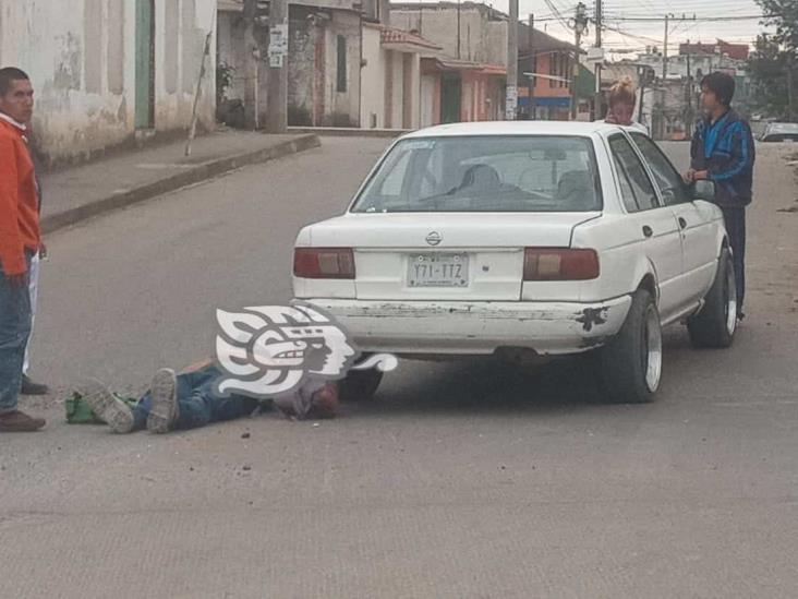 Distraído motociclista choca contra auto en la Carolino Anaya de Xalapa