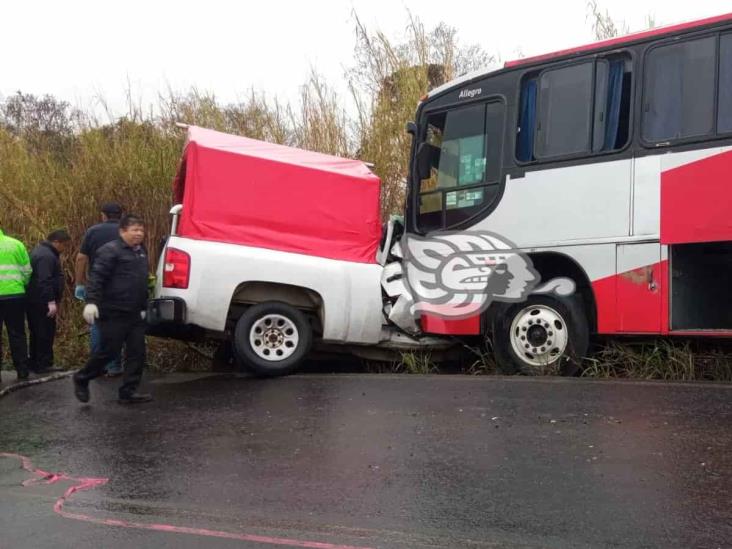 Chocan autobús y camioneta en la Omealca-Tezonapa; hay 3 muertos y 10 heridos