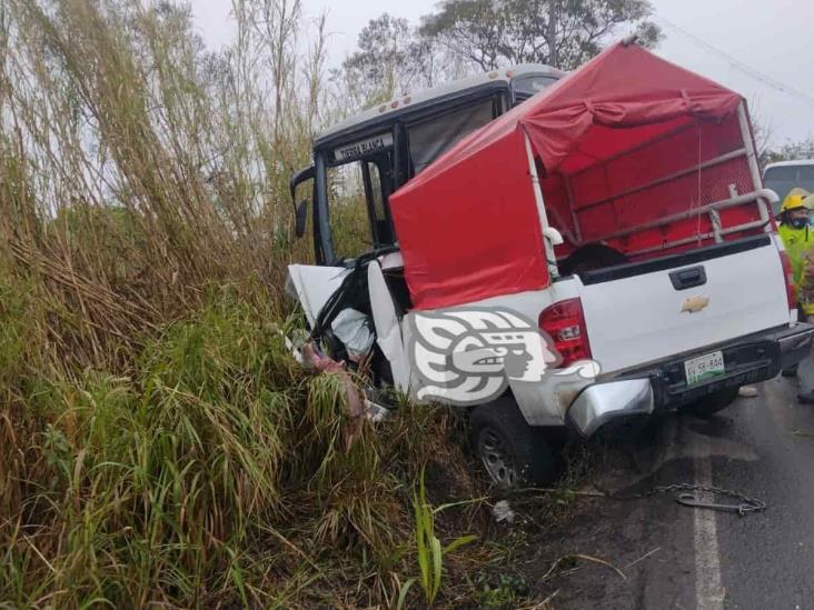 Chocan autobús y camioneta en la Omealca-Tezonapa; hay 3 muertos y 10 heridos