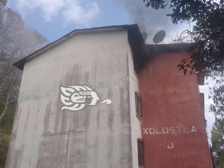 En Xalapa, evacuan edificio tras incendio de departamento en la colonia Xalapa 2000