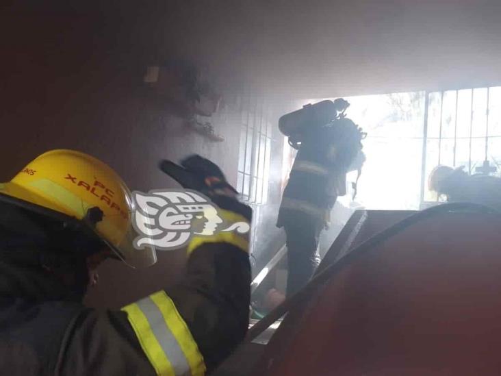 En Xalapa, evacuan edificio tras incendio de departamento en la colonia Xalapa 2000