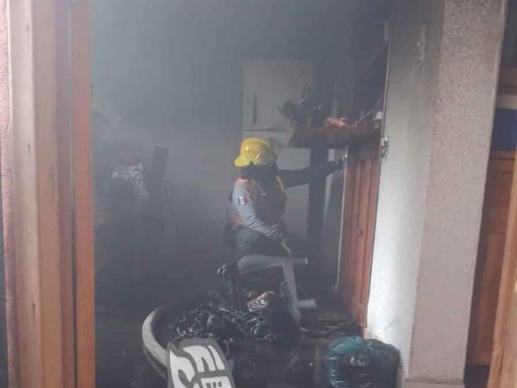 En Xalapa, evacuan edificio tras incendio de departamento en la colonia Xalapa 2000