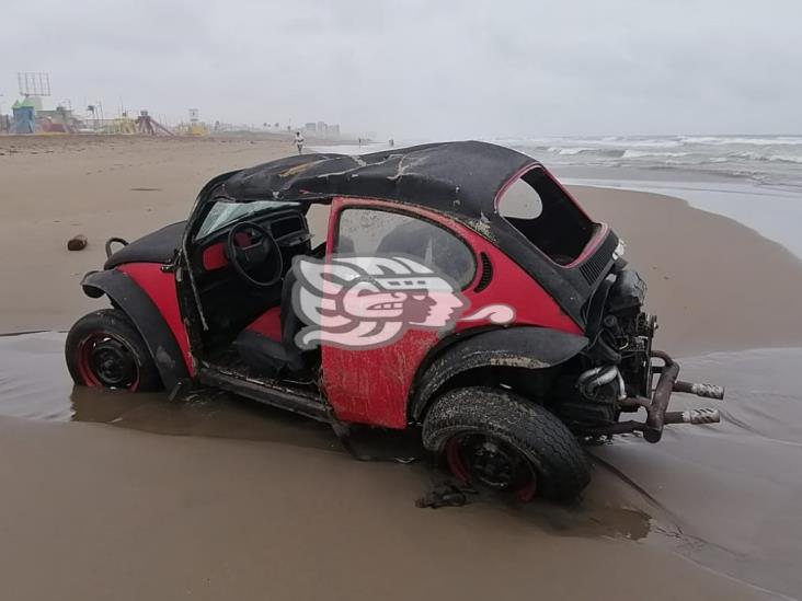 Abandonan vehículo accidentado en playa local