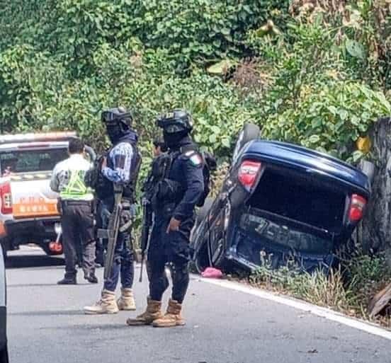 En Chocamán, vuelcan auto y escapan