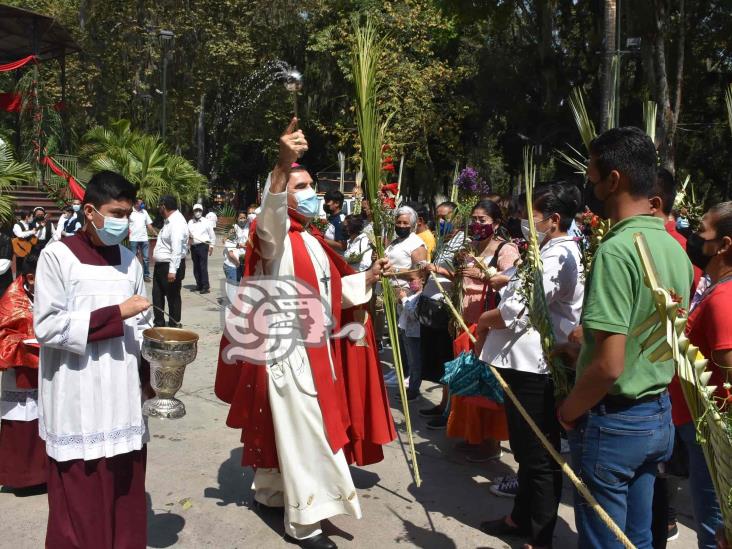 Obispo de Orizaba encabeza procesión por Domingo de Ramos