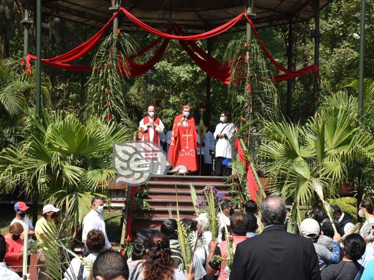 Obispo de Orizaba encabeza procesión por Domingo de Ramos