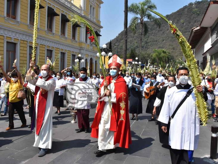 Obispo de Orizaba encabeza procesión por Domingo de Ramos