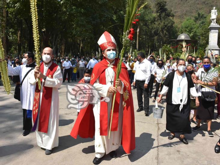 Obispo de Orizaba encabeza procesión por Domingo de Ramos