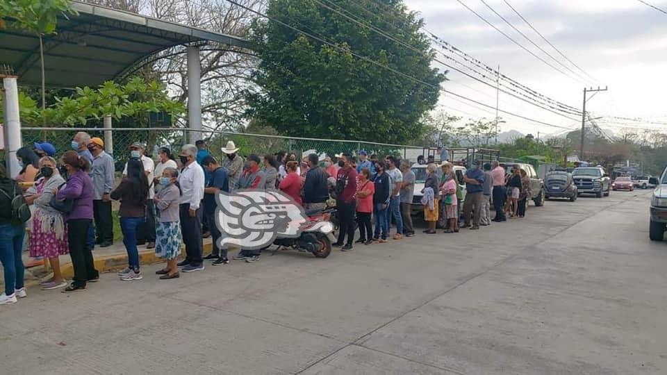 Misantecos participan en la consulta de revocación de mandato