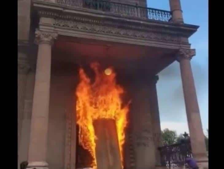 Incendian la puerta del Palacio de Gobierno de NL; protesta por feminicidios