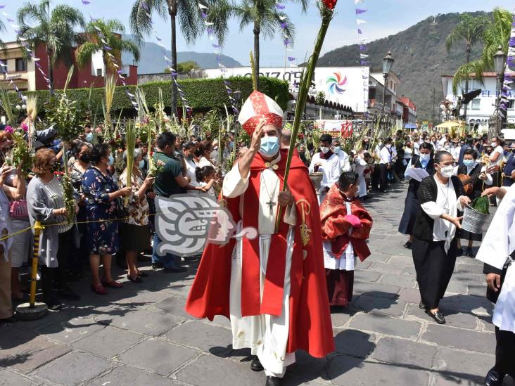 Obispo de Orizaba encabeza procesión por Domingo de Ramos