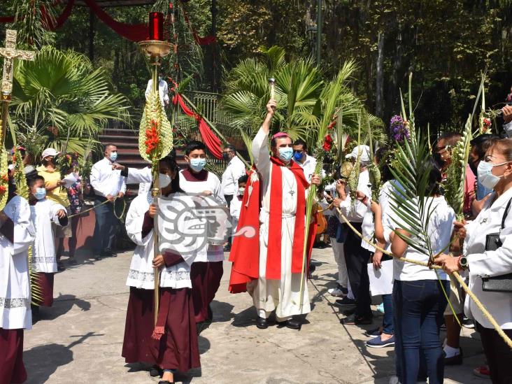 Obispo de Orizaba encabeza procesión por Domingo de Ramos