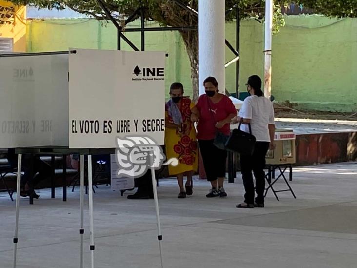 Con calma y civilidad votaron las familias en Mina y Cosolea