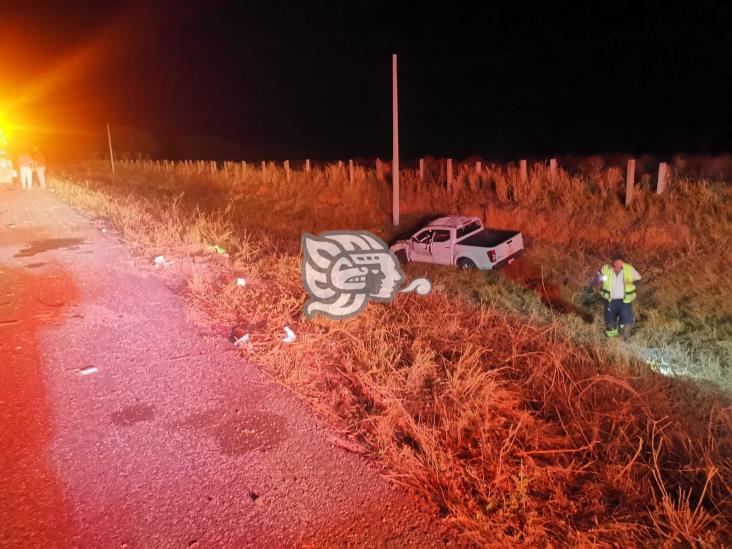 Profesionista de Chiapas volcó sobre la autopista en Acayucan