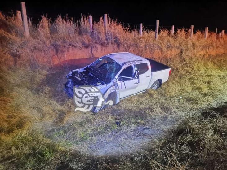 Profesionista de Chiapas volcó sobre la autopista en Acayucan