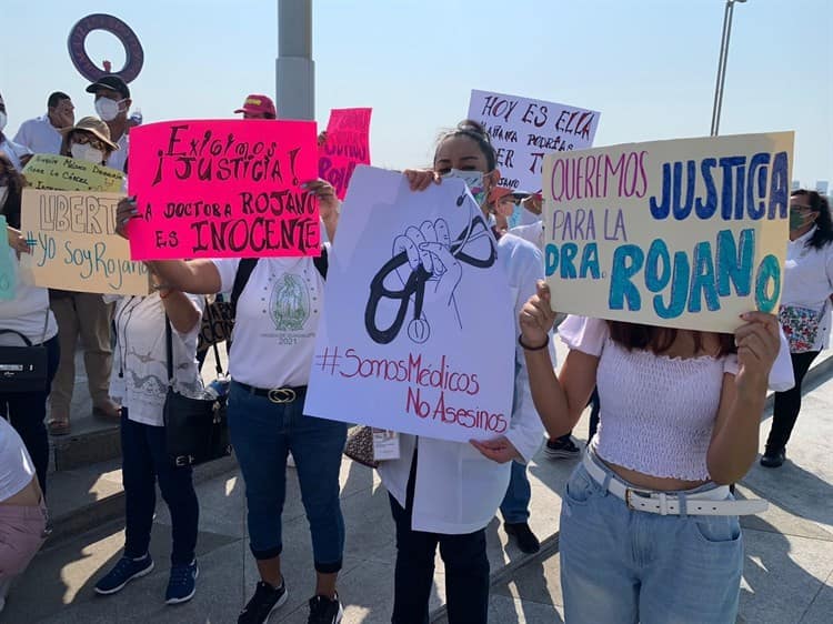 Marchan para exigir la libertad de doctora en Veracruz