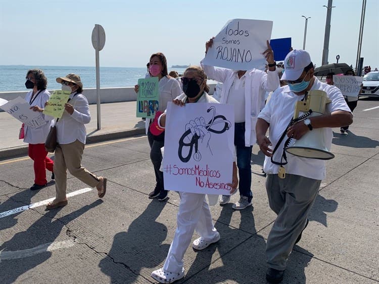 Marchan para exigir la libertad de doctora en Veracruz