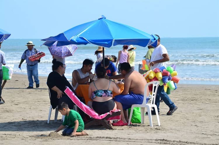 En primer domingo de vacaciones, hay afluencia en playas de Veracruz