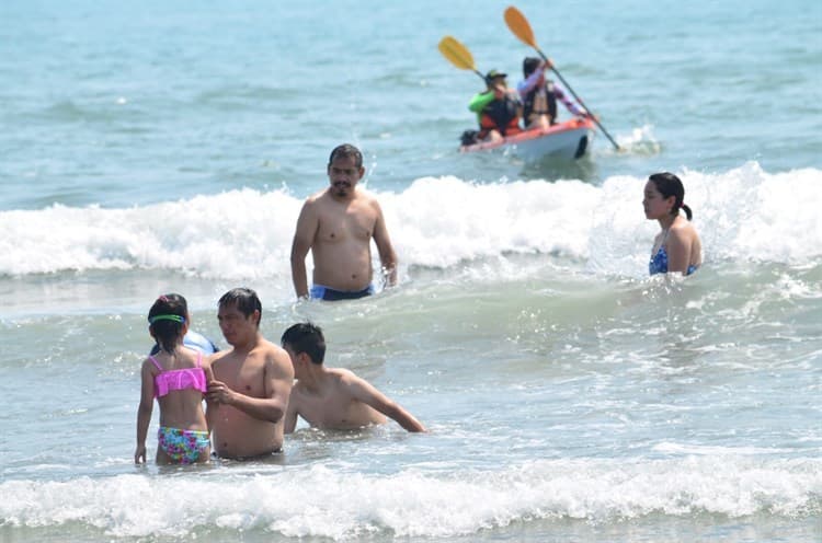 En primer domingo de vacaciones, hay afluencia en playas de Veracruz