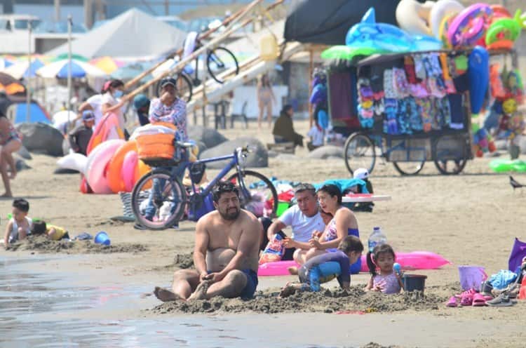 En primer domingo de vacaciones, hay afluencia en playas de Veracruz