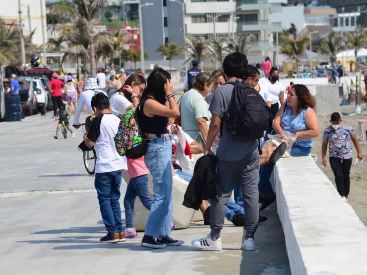 En primer domingo de vacaciones, hay afluencia en playas de Veracruz