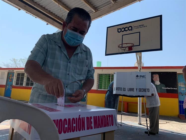 Ciudadanos emiten el voto con tranquilidad en Casas Tamsa, en Boca del Río