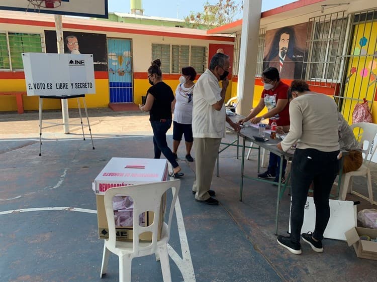 Ciudadanos emiten el voto con tranquilidad en Casas Tamsa, en Boca del Río