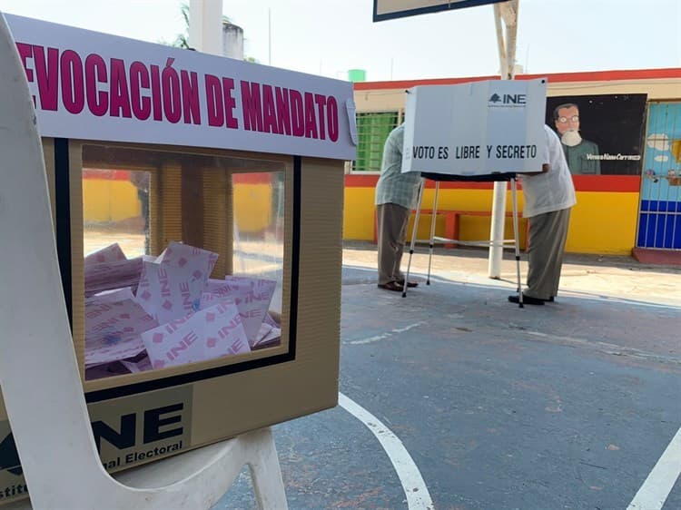 Ciudadanos emiten el voto con tranquilidad en Casas Tamsa, en Boca del Río