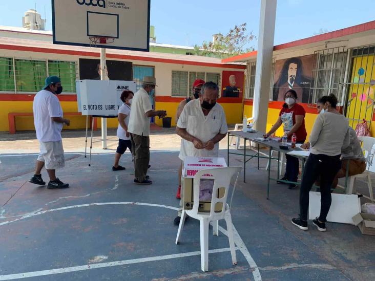 Ciudadanos emiten el voto con tranquilidad en Casas Tamsa, en Boca del Río