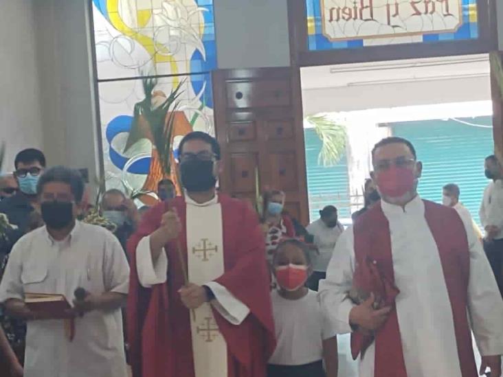 Realizan misa y bendiciones de palmitas en iglesias de Ciudad Cardel