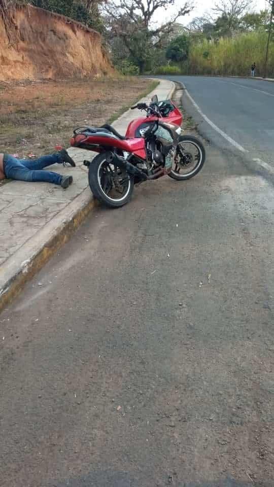Motociclista derrapa en el municipio de Comapa, Veracruz